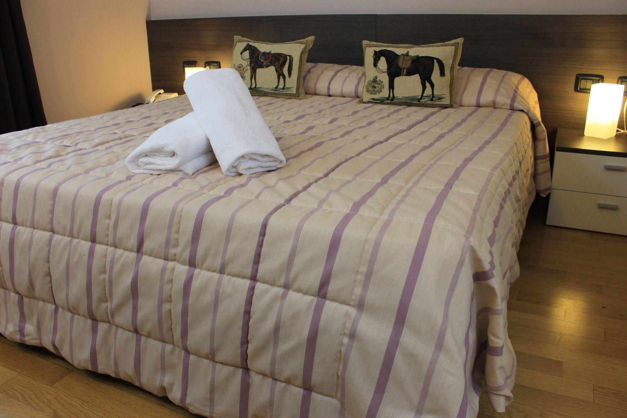 Eq Hotel Travagliato ภายนอก รูปภาพ