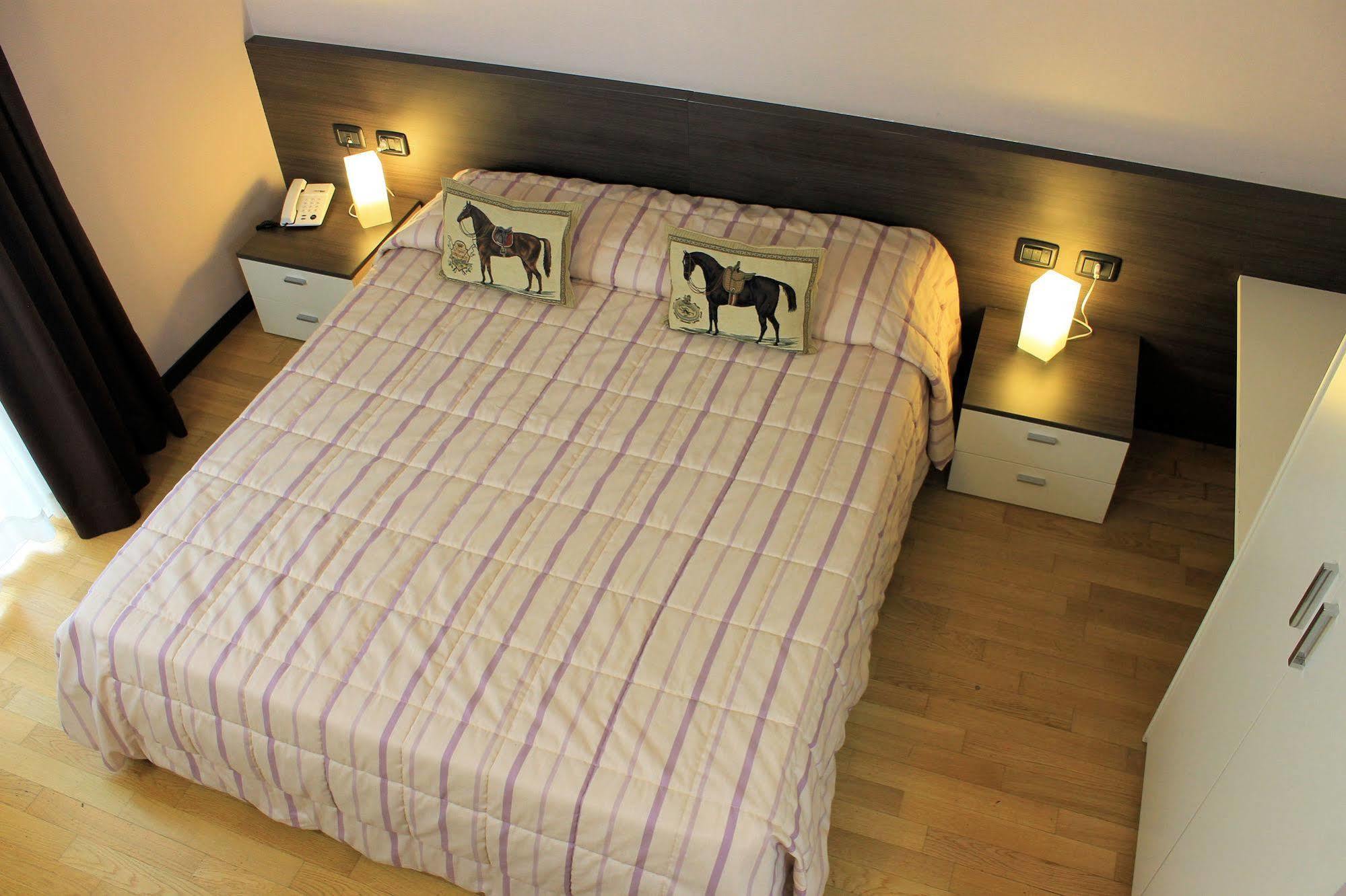 Eq Hotel Travagliato ภายนอก รูปภาพ