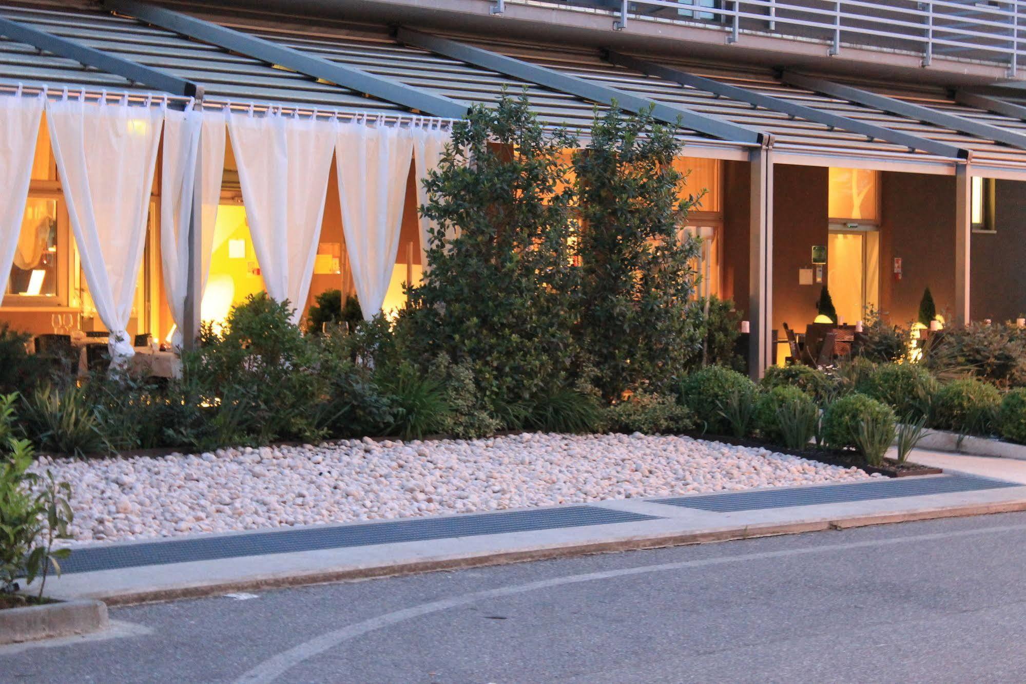 Eq Hotel Travagliato ภายนอก รูปภาพ